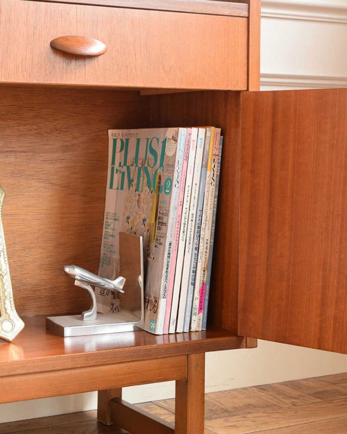 アンティークのキャビネット アンティーク家具 Stonehill社のヴィンテージ家具、ガラス戸付きのキャビネット(ディバイダー) 。A4サイズの雑誌もたっぷり収納高さがあるので、本棚として雑誌も立てて収納出来ます。(x-1267-f)