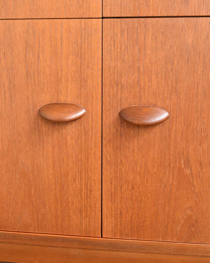 アンティークのキャビネット アンティーク家具 Stonehill社のヴィンテージ家具、ガラス戸付きのキャビネット(ディバイダー) 。こんな所もスタイリッシュ家具に似合うシンプルな取っ手。(x-1267-f)