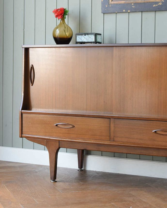 サイドボード　アンティーク家具　北欧スタイルの暮らしを彩るインテリア、使いやすいサイズのヴィンテージのサイドボード 。ヴィンテージ家具らしいあたたかさ。(x-1268-f)