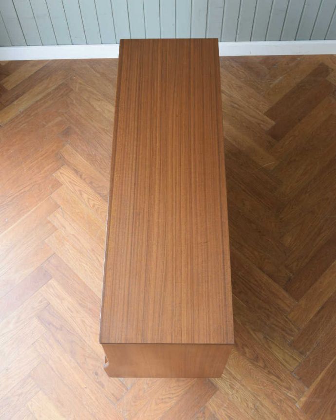 サイドボード　アンティーク家具　北欧スタイルの暮らしを彩るインテリア、使いやすいサイズのヴィンテージのサイドボード 。天板の塗装もキレイに仕上げましたヴィンテージの家具は修復方法が様々。(x-1268-f)