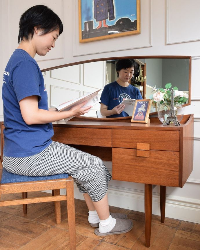 G-PLAN(Gプラン)　アンティーク家具　G-PLANから初登場！とってもめずらしいヴィンテージのドレッシングチェスト。2WAYで使える便利なドレッサー大きくて広々としている天板は、ドレッサーとして使うだけじゃなくてデスクとしても大活躍。(x-1269-f)