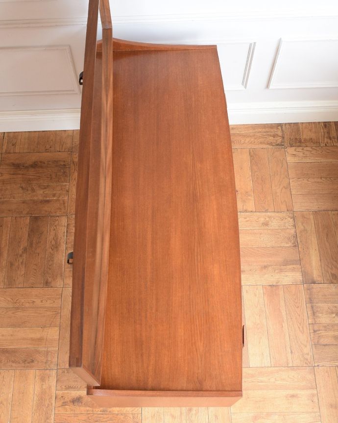 G-PLAN(Gプラン)　アンティーク家具　G-PLANから初登場！とってもめずらしいヴィンテージのドレッシングチェスト。デスクとしても使える広々天板広々とした天板の上はデスクとしても使えるように塗装もキレイに修復しました。(x-1269-f)