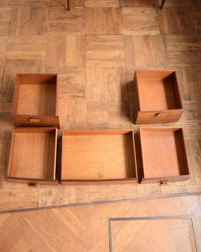 G-PLAN(Gプラン)　アンティーク家具　G-PLANから初登場！とってもめずらしいヴィンテージのドレッシングチェスト。引き出しの中もキレイに修復しました細々としたものを安心して収納していただけるよう引き出しの中もキレイにお直ししてあります。(x-1269-f)