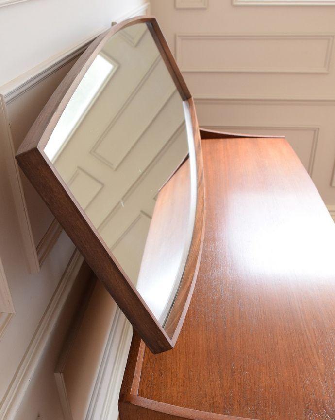 G-PLAN(Gプラン)　アンティーク家具　G-PLANから初登場！とってもめずらしいヴィンテージのドレッシングチェスト。お部屋を広く見せてくれる大きなミラー大きなミラーは身だしなみを整えるのはもちろん、お部屋を広く見せてくれる効果もあります。(x-1269-f)