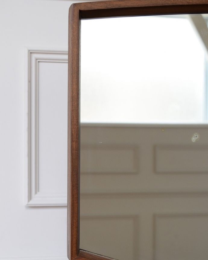 G-PLAN(Gプラン)　アンティーク家具　G-PLANから初登場！とってもめずらしいヴィンテージのドレッシングチェスト。近くで見ると･･･アンティークなので多少、汚れがあります。(x-1269-f)