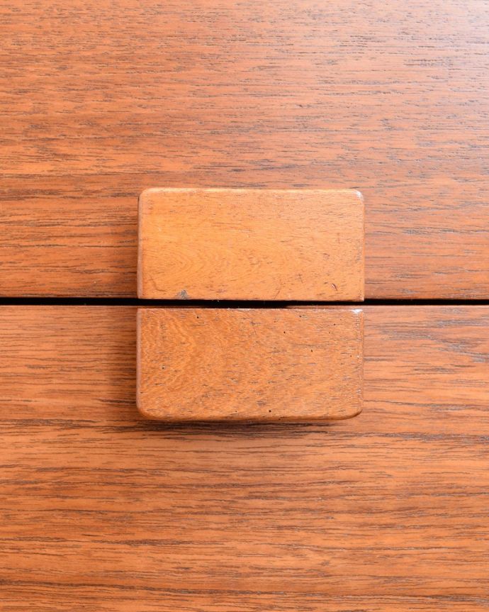 G-PLAN(Gプラン)　アンティーク家具　G-PLANから初登場！とってもめずらしいヴィンテージのドレッシングチェスト。取っ手もデザインの一部デザインの一部になっているカッコいい取っ手。(x-1269-f)