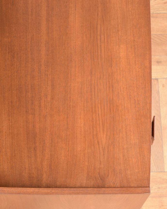 G-PLAN(Gプラン)　アンティーク家具　G-PLANから初登場！とってもめずらしいヴィンテージのドレッシングチェスト。天板の塗装もキレイに仕上げましたヴィンテージの家具は新品ではないのでキズや汚れはありますが、デスクとしても使えるように天板もしっかりキレイに修復しました。(x-1269-f)