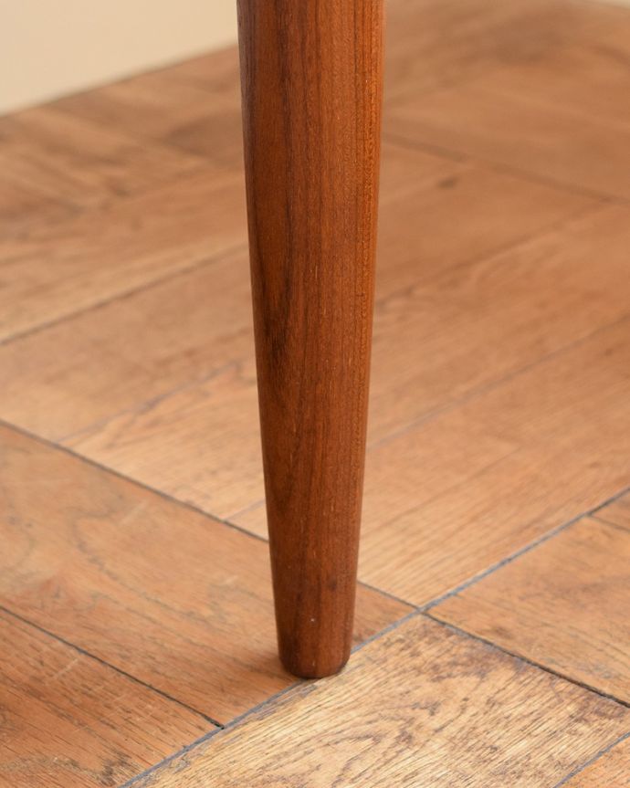 G-PLAN(Gプラン)　アンティーク家具　G-PLANから初登場！とってもめずらしいヴィンテージのドレッシングチェスト。 女性1人でラクラク運べちゃう仕掛けHandleのアンティークは、脚の裏にフェルトキーパーをお付けしています。(x-1269-f)