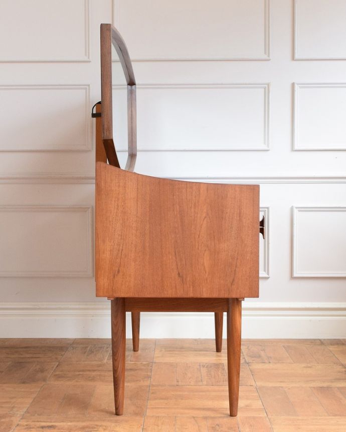 G-PLAN(Gプラン)　アンティーク家具　G-PLANから初登場！とってもめずらしいヴィンテージのドレッシングチェスト。横から見てもカッコいい北欧スタイルの家具は横から見てもクール。(x-1269-f)