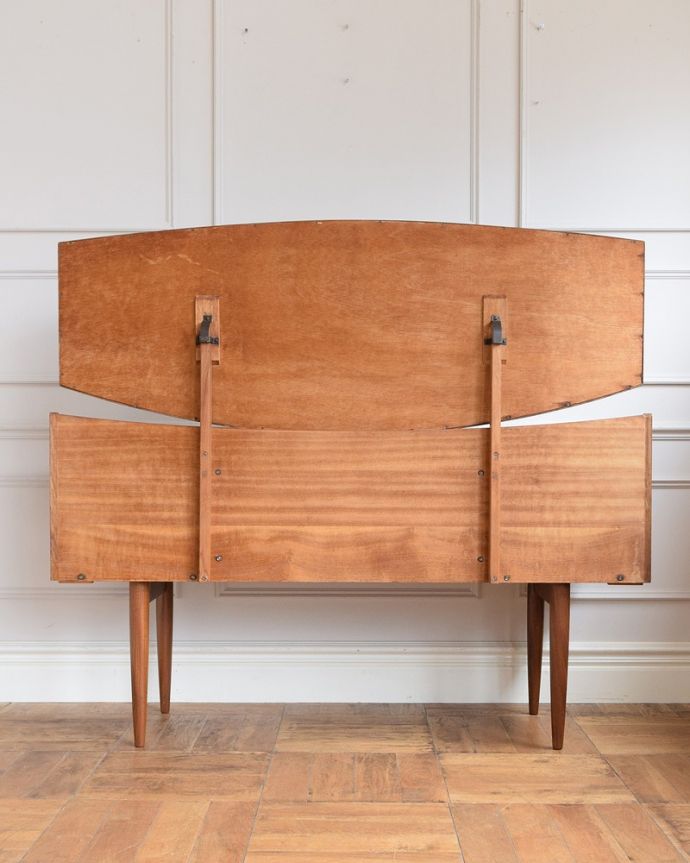 G-PLAN(Gプラン)　アンティーク家具　G-PLANから初登場！とってもめずらしいヴィンテージのドレッシングチェスト。後ろ姿もキレイです。(x-1269-f)