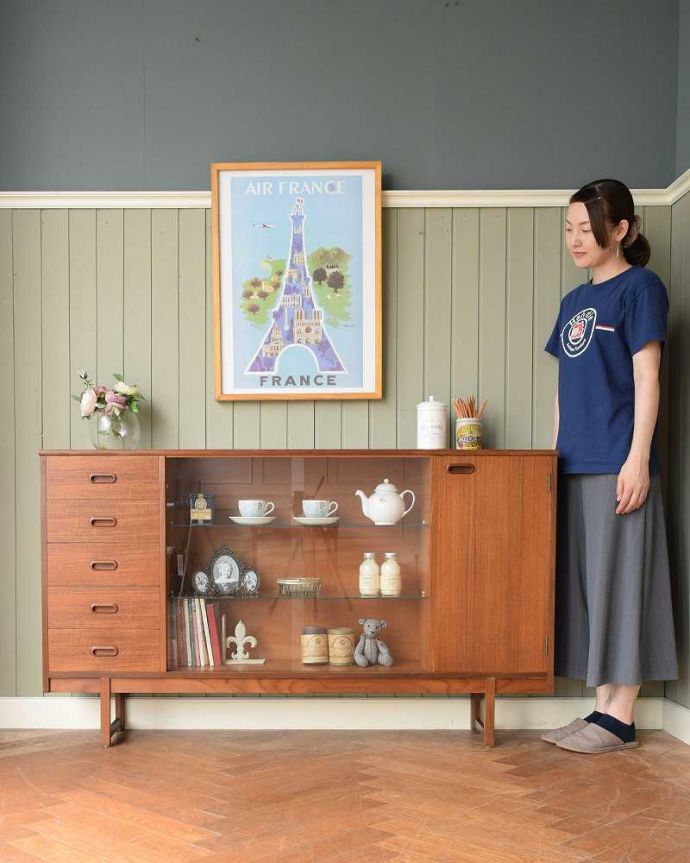 アンティークのキャビネット　アンティーク家具　引き戸のヴィンテージショーケース、北欧インテリアのコレクションキャビネット。シンプルな中に感じられるあたたかさスッキリとカッコイイ雰囲気が人気の北欧スタイルのキャビネット。(x-1270-f)