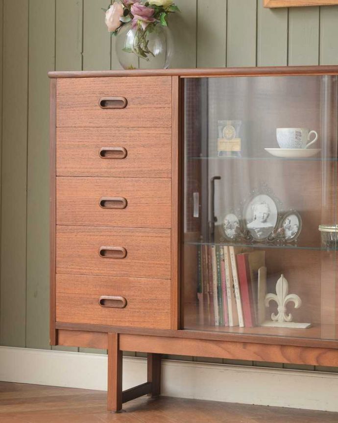 アンティークのキャビネット　アンティーク家具　引き戸のヴィンテージショーケース、北欧インテリアのコレクションキャビネット。ヴィンテージ家具が醸し出すあたたかさ。(x-1270-f)