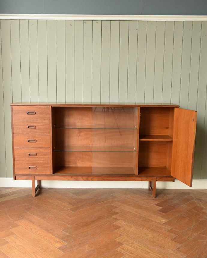 アンティークのキャビネット　アンティーク家具　引き戸のヴィンテージショーケース、北欧インテリアのコレクションキャビネット。慣れ親しんだ引き戸タイプのたっぷり収納扉は日本人の私たち向けに引き戸。(x-1270-f)