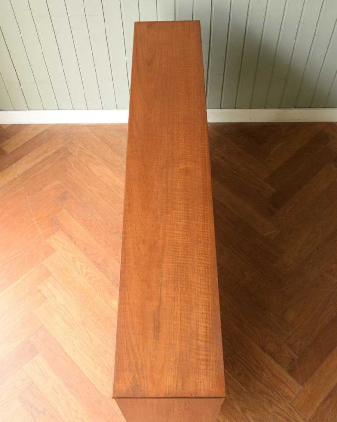 アンティークのキャビネット　アンティーク家具　引き戸のヴィンテージショーケース、北欧インテリアのコレクションキャビネット。天板の塗装もキレイに仕上げましたヴィンテージの家具は修復方法が様々。(x-1270-f)