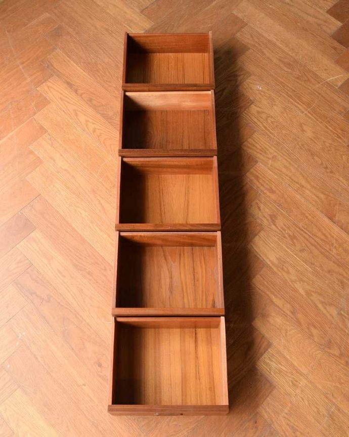 アンティークのキャビネット　アンティーク家具　引き戸のヴィンテージショーケース、北欧インテリアのコレクションキャビネット。もちろん、引き出しもキレイです！引き出しの中も専門の職人が修復したのでキレイです。(x-1270-f)