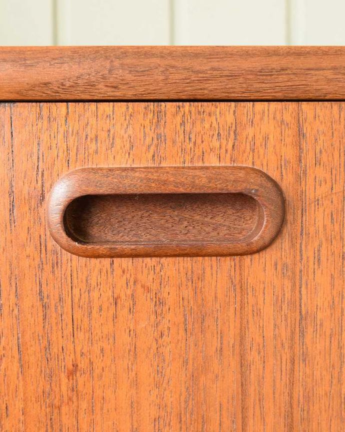 アンティークのキャビネット　アンティーク家具　引き戸のヴィンテージショーケース、北欧インテリアのコレクションキャビネット。デザインの一部になっていますオシャレな取っ手のデザインは、家具のデザインの一部。(x-1270-f)