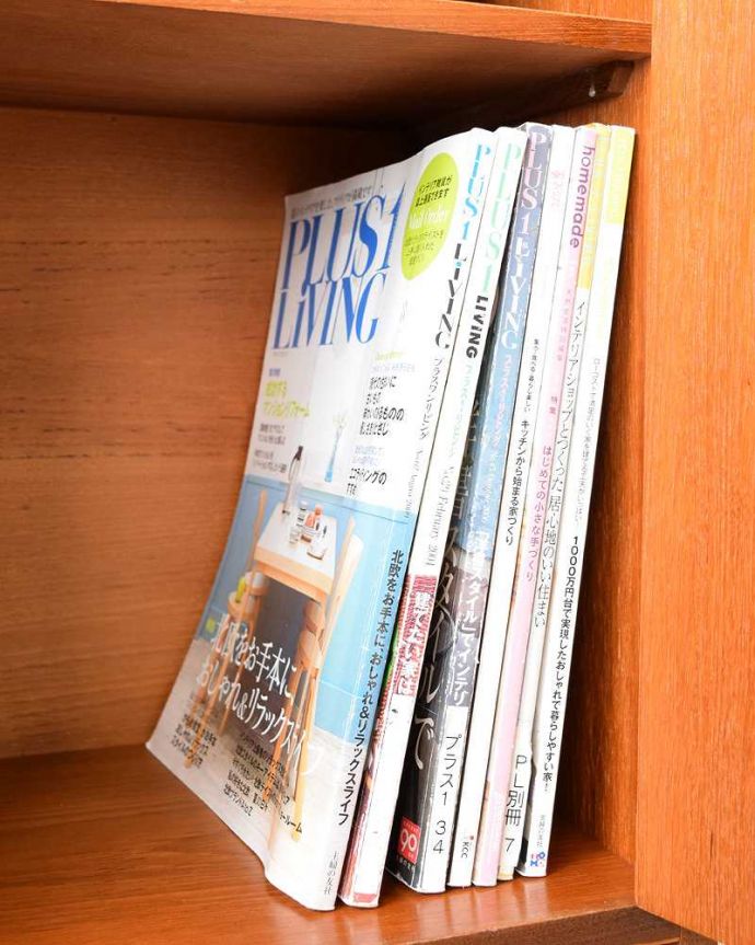 アンティークのキャビネット　アンティーク家具　引き戸のヴィンテージショーケース、北欧インテリアのコレクションキャビネット。扉の中は収納たっぷりA4サイズの雑誌までしっかり収納出来ちゃう大きさ。(x-1270-f)