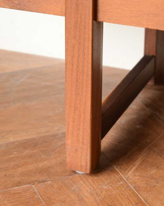 アンティークのキャビネット　アンティーク家具　引き戸のヴィンテージショーケース、北欧インテリアのコレクションキャビネット。スッキリとした脚の裏には…Handleの家具の脚裏にはフェルトキーパーをお付けしています。(x-1270-f)