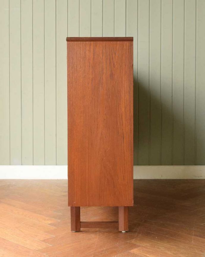 アンティークのキャビネット　アンティーク家具　引き戸のヴィンテージショーケース、北欧インテリアのコレクションキャビネット。横から見てもスッキリどこから見てもスッキリとしてステキなヴィンテージ家具。(x-1270-f)