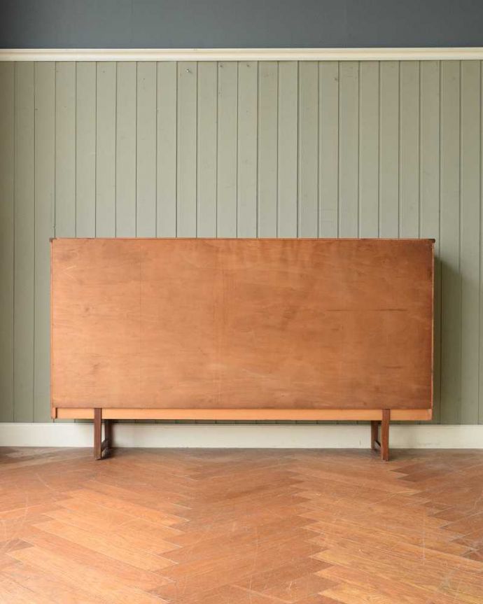 アンティークのキャビネット　アンティーク家具　引き戸のヴィンテージショーケース、北欧インテリアのコレクションキャビネット。後ろ姿もキレイですビンテージは新品ではないので、もちろん経年変化によるキズはあります。(x-1270-f)