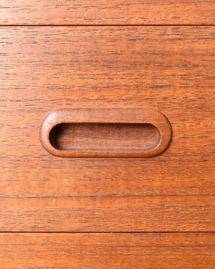 アンティークのキャビネット　アンティーク家具　引き戸のヴィンテージショーケース、北欧インテリアのコレクションキャビネット。こんな所もスタイリッシュ家具に似合うシンプルな取っ手。(x-1270-f)