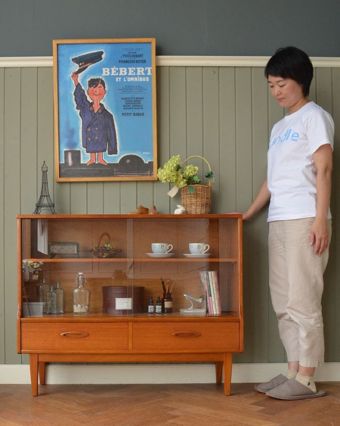 アンティークのキャビネット　アンティーク家具　本棚や飾り棚に使えるヴィンテージ家具、引き戸タイプのガラスキャビネット。シンプルな中に感じられるあたたかさスッキリとカッコイイ雰囲気が人気の北欧スタイルのキャビネット。(x-1271-f)