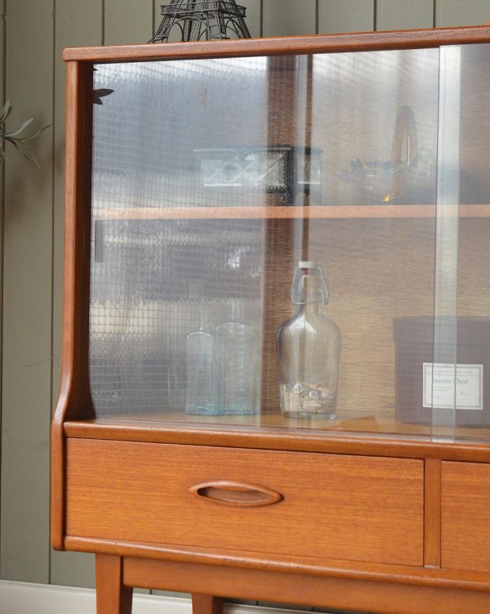 アンティークのキャビネット　アンティーク家具　本棚や飾り棚に使えるヴィンテージ家具、引き戸タイプのガラスキャビネット。ヴィンテージ家具が醸し出すあたたかさ。(x-1271-f)