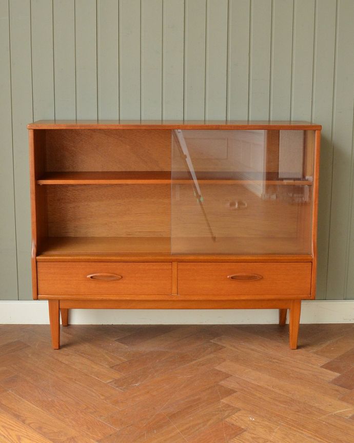 アンティークのキャビネット　アンティーク家具　本棚や飾り棚に使えるヴィンテージ家具、引き戸タイプのガラスキャビネット。慣れ親しんだ引き戸タイプのたっぷり収納扉は日本人の私たち向けに引き戸。(x-1271-f)