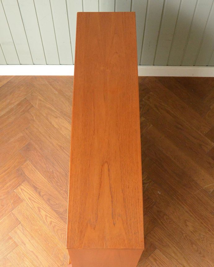 アンティークのキャビネット　アンティーク家具　本棚や飾り棚に使えるヴィンテージ家具、引き戸タイプのガラスキャビネット。天板の塗装もキレイに仕上げましたヴィンテージの家具は修復方法が様々。(x-1271-f)