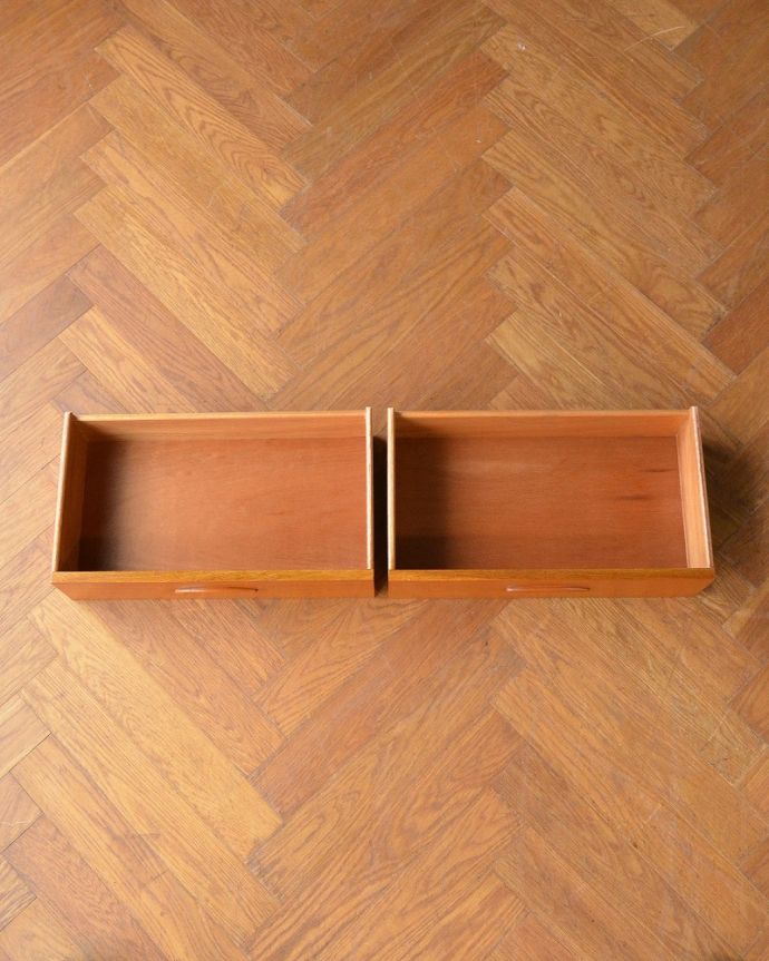 アンティークのキャビネット　アンティーク家具　本棚や飾り棚に使えるヴィンテージ家具、引き戸タイプのガラスキャビネット。もちろん、引き出しもキレイです！引き出しの中も専門の職人が修復したのでキレイです。(x-1271-f)