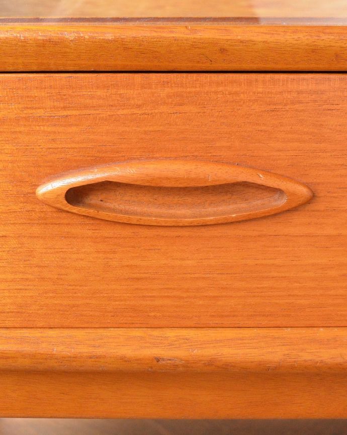 アンティークのキャビネット　アンティーク家具　本棚や飾り棚に使えるヴィンテージ家具、引き戸タイプのガラスキャビネット。こんな所もスタイリッシュ家具に似合うシンプルな取っ手。(x-1271-f)