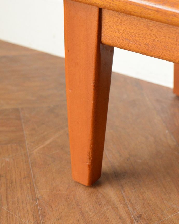 アンティークのキャビネット　アンティーク家具　本棚や飾り棚に使えるヴィンテージ家具、引き戸タイプのガラスキャビネット。スッキリとした脚の裏には…Handleの家具の脚裏にはフェルトキーパーをお付けしています。(x-1271-f)