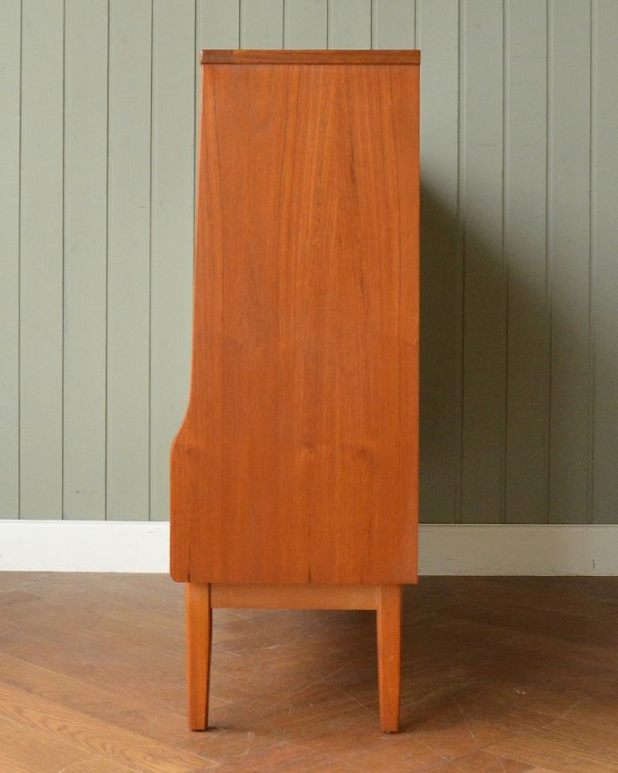 アンティークのキャビネット　アンティーク家具　本棚や飾り棚に使えるヴィンテージ家具、引き戸タイプのガラスキャビネット。横から見てもスッキリどこから見てもスッキリとしてステキなヴィンテージ家具。(x-1271-f)