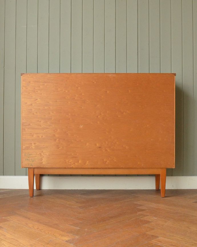 アンティークのキャビネット　アンティーク家具　本棚や飾り棚に使えるヴィンテージ家具、引き戸タイプのガラスキャビネット。後ろ姿もキレイですビンテージは新品ではないので、もちろん経年変化によるキズはあります。(x-1271-f)