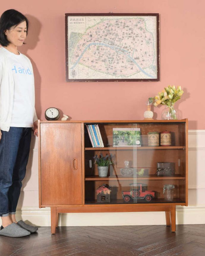 アンティークのキャビネット　アンティーク家具　北欧のお洒落なヴィンテージ家具、引き戸タイプのガラスキャビネット。シンプルな中に感じられるあたたかさスッキリとカッコイイ雰囲気が人気の北欧スタイルのキャビネット。(x-1272-f)