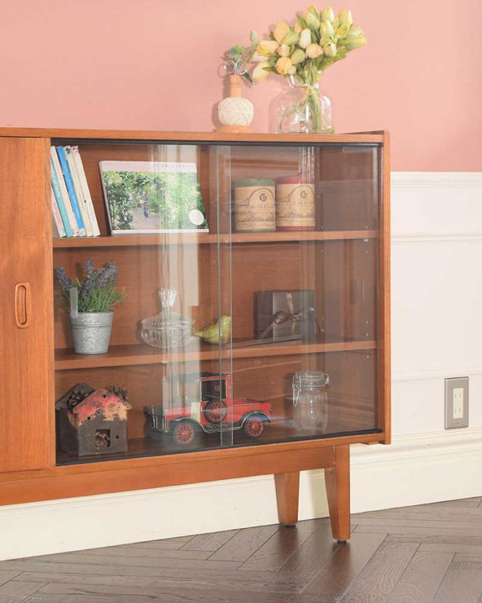 アンティークのキャビネット　アンティーク家具　北欧のお洒落なヴィンテージ家具、引き戸タイプのガラスキャビネット。ヴィンテージ家具が醸し出すあたたかさ。(x-1272-f)