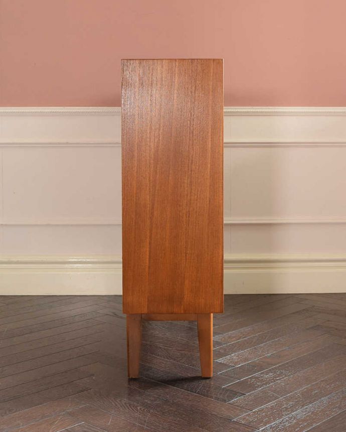 アンティークのキャビネット　アンティーク家具　北欧のお洒落なヴィンテージ家具、引き戸タイプのガラスキャビネット。横から見てもスッキリどこから見てもスッキリとしてステキなヴィンテージ家具。(x-1272-f)