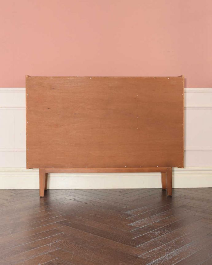 アンティークのキャビネット　アンティーク家具　北欧のお洒落なヴィンテージ家具、引き戸タイプのガラスキャビネット。後ろ姿もキレイですビンテージは新品ではないので、もちろん経年変化によるキズはあります。(x-1272-f)