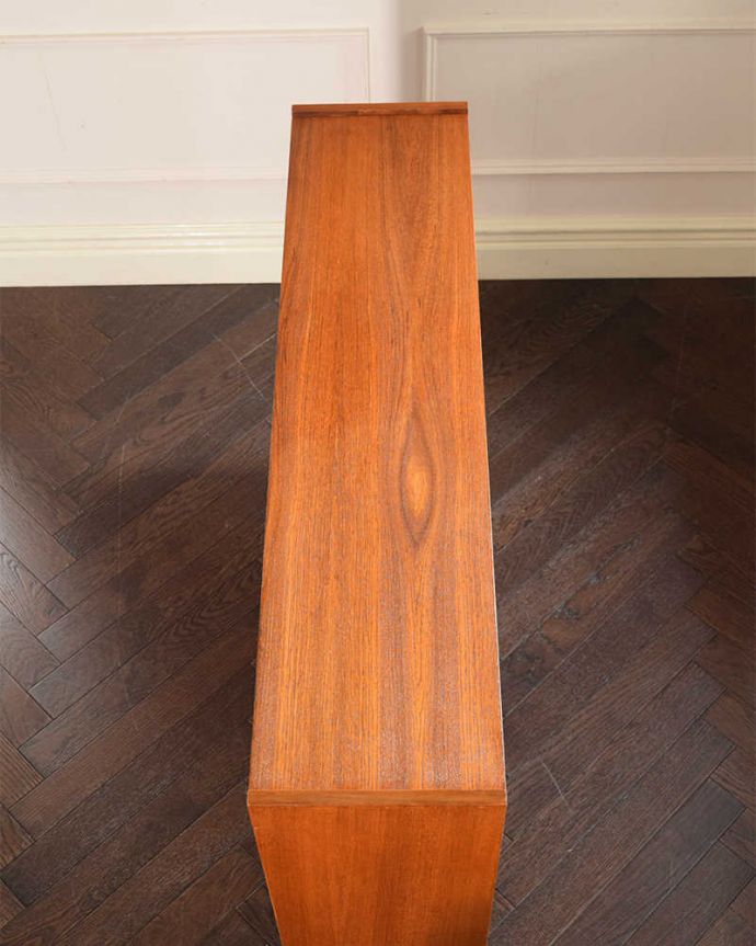 アンティークのキャビネット　アンティーク家具　北欧のお洒落なヴィンテージ家具、引き戸タイプのガラスキャビネット。天板の塗装もキレイに仕上げましたヴィンテージの家具は修復方法が様々。(x-1272-f)