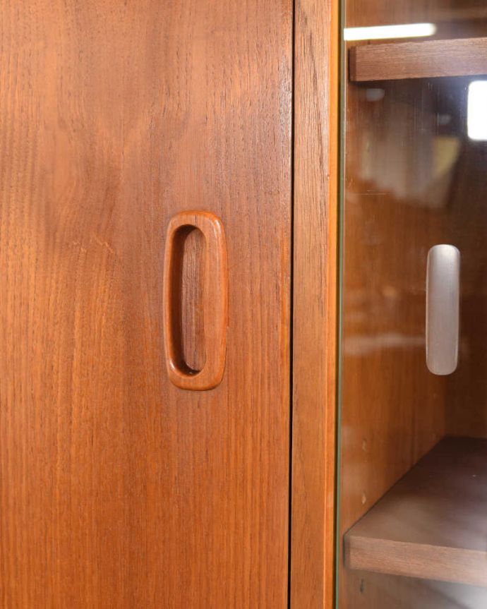 アンティークのキャビネット　アンティーク家具　北欧のお洒落なヴィンテージ家具、引き戸タイプのガラスキャビネット。デザインの一部になっていますオシャレな取っ手のデザインは、家具のデザインの一部。(x-1272-f)