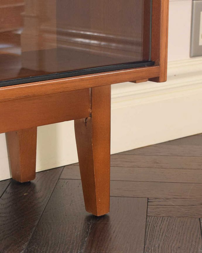 アンティークのキャビネット　アンティーク家具　北欧のお洒落なヴィンテージ家具、引き戸タイプのガラスキャビネット。スッキリとした脚の裏には…Handleの家具の脚裏にはフェルトキーパーをお付けしています。(x-1272-f)