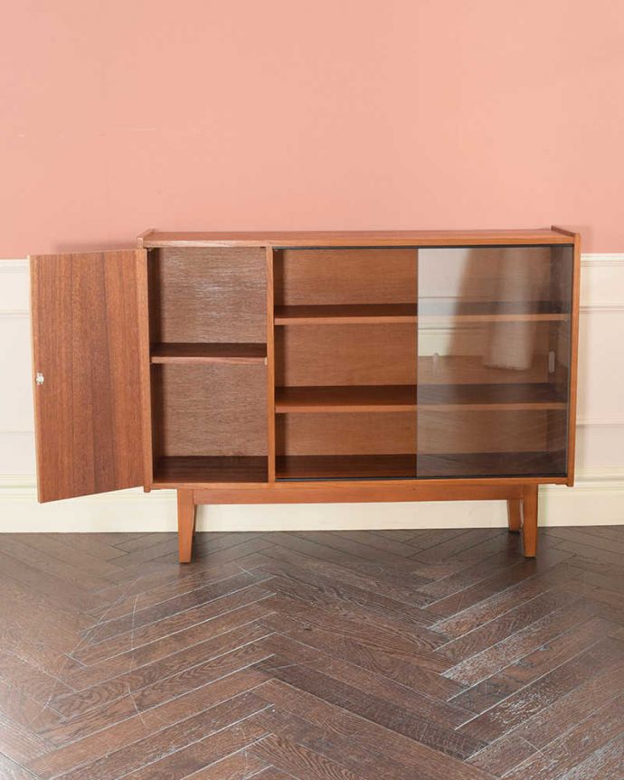 アンティークのキャビネット　アンティーク家具　北欧のお洒落なヴィンテージ家具、引き戸タイプのガラスキャビネット。慣れ親しんだ引き戸タイプのたっぷり収納扉は日本人の私たち向けに引き戸。(x-1272-f)