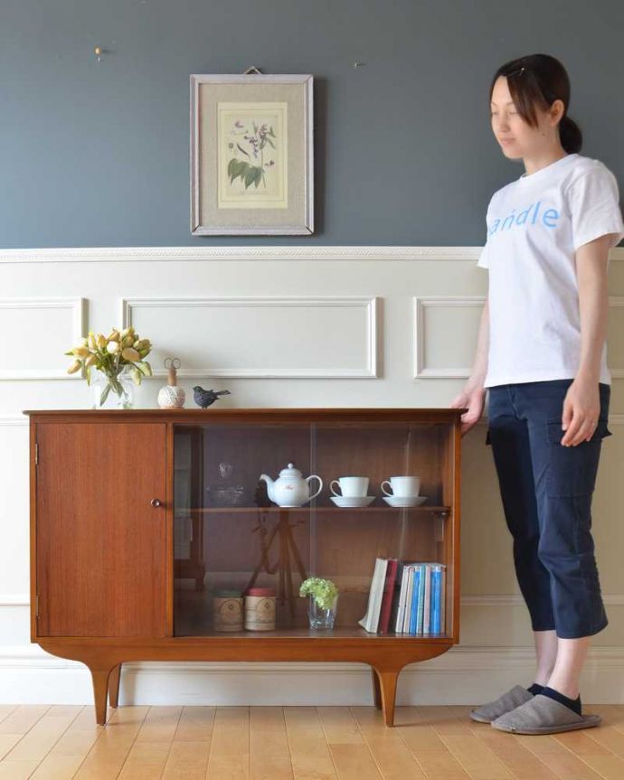 アンティークのキャビネット アンティーク家具 シンプルでかっこいい、引き戸タイプのヴィンテージガラスキャビネット。シンプルな中に感じられるあたたかさスッキリとカッコイイ雰囲気が人気の北欧スタイルのキャビネット。(x-1273-f)