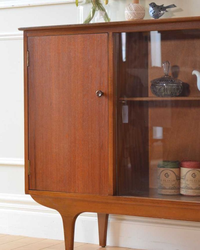 アンティークのキャビネット アンティーク家具 シンプルでかっこいい、引き戸タイプのヴィンテージガラスキャビネット。ヴィンテージ家具が醸し出すあたたかさ。(x-1273-f)