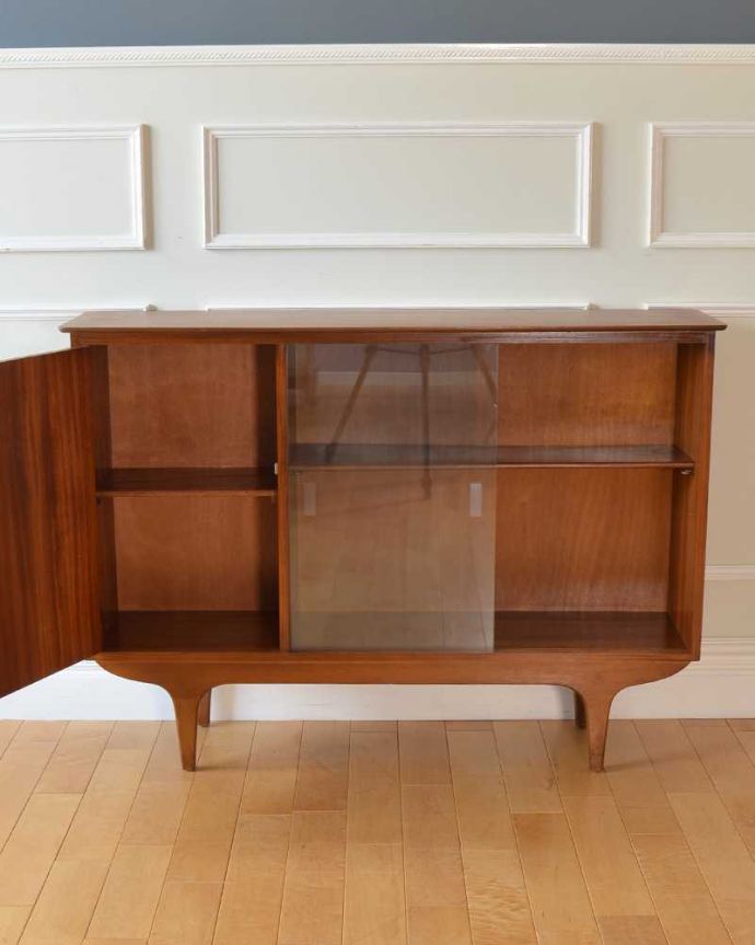 アンティークのキャビネット アンティーク家具 シンプルでかっこいい、引き戸タイプのヴィンテージガラスキャビネット。慣れ親しんだ引き戸タイプのたっぷり収納扉は日本人の私たち向けに引き戸。(x-1273-f)