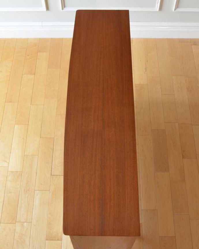 アンティークのキャビネット アンティーク家具 シンプルでかっこいい、引き戸タイプのヴィンテージガラスキャビネット。天板の塗装もキレイに仕上げましたヴィンテージの家具は修復方法が様々。(x-1273-f)