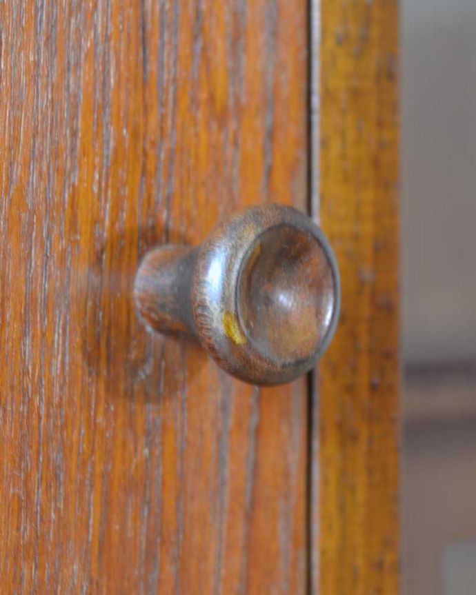 アンティークのキャビネット アンティーク家具 シンプルでかっこいい、引き戸タイプのヴィンテージガラスキャビネット。デザインの一部になっていますオシャレな取っ手のデザインは、家具のデザインの一部。(x-1273-f)