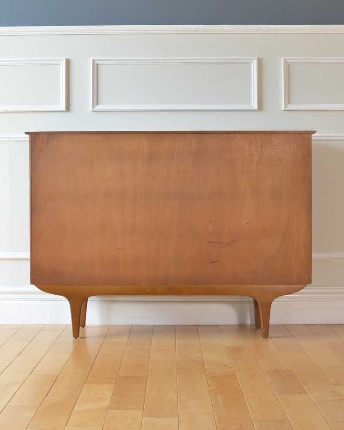 アンティークのキャビネット アンティーク家具 シンプルでかっこいい、引き戸タイプのヴィンテージガラスキャビネット。後ろ姿もキレイですビンテージは新品ではないので、もちろん経年変化によるキズはあります。(x-1273-f)