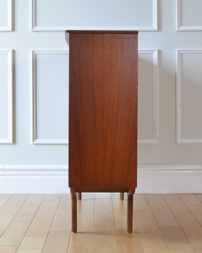 アンティークのキャビネット アンティーク家具 シンプルでかっこいい、引き戸タイプのヴィンテージガラスキャビネット。横から見てもスッキリどこから見てもスッキリとしてステキなヴィンテージ家具。(x-1273-f)