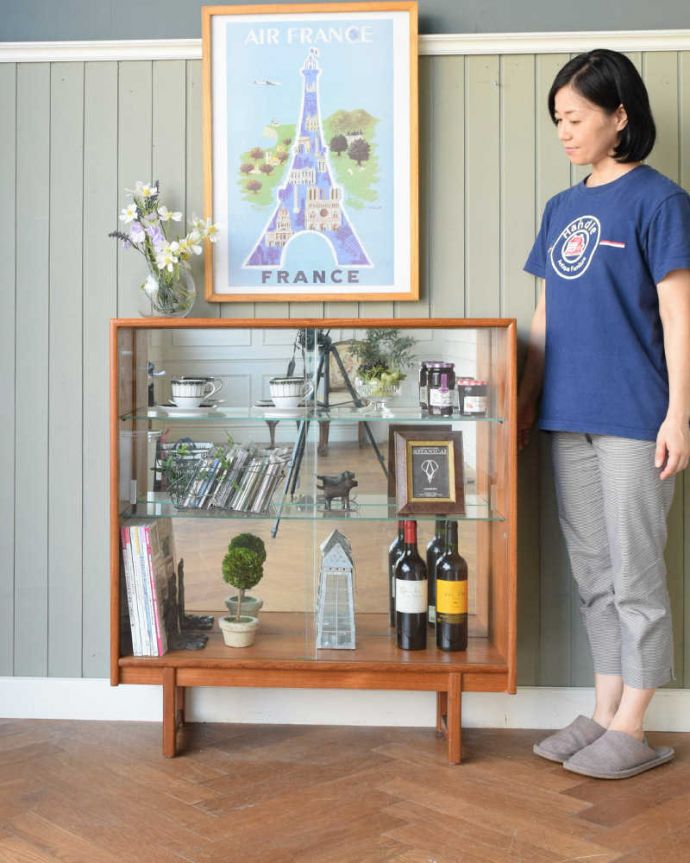 アンティークのキャビネット　アンティーク家具　turnidge社のミラー付きヴィンテージグラスキャビネット（ショーケース）。シンプルな中に感じられるあたたかさスッキリとカッコイイ雰囲気が人気の北欧スタイルのキャビネット。(x-1274-f)